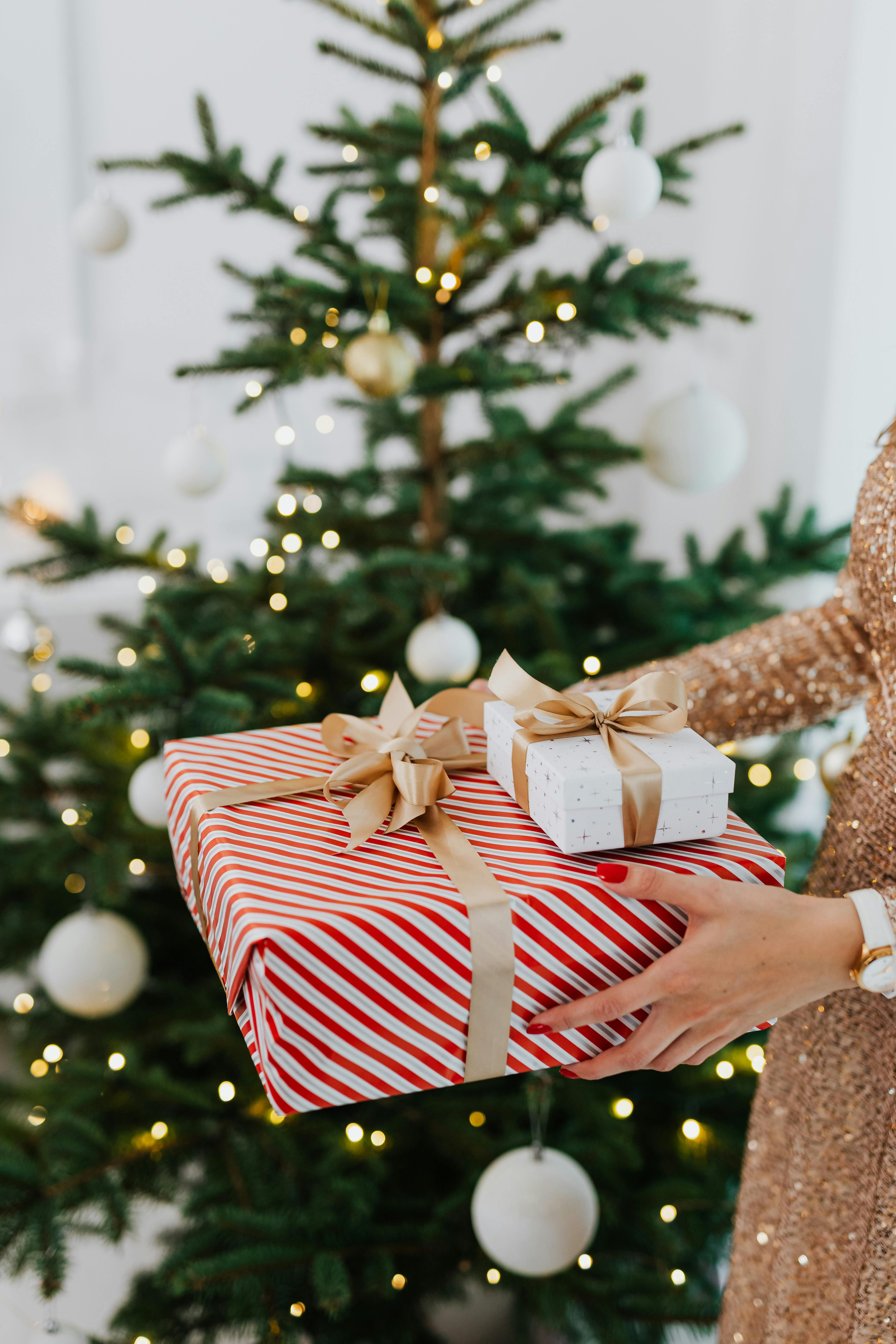 Cadeaux Noël- papier emballage- rouge- sapin- hôtesse